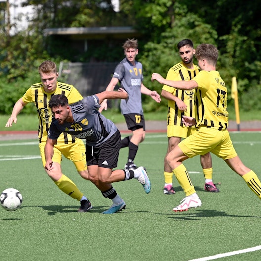 20.08.2023, Fussball-SV Schlebusch-Spich
links: Martin Schulz (Schlebusch)
mitte: Esaf Öztürk (Spich)
rechts: Mathias Janeczko (schlebusch)
Foto: Uli Herhaus