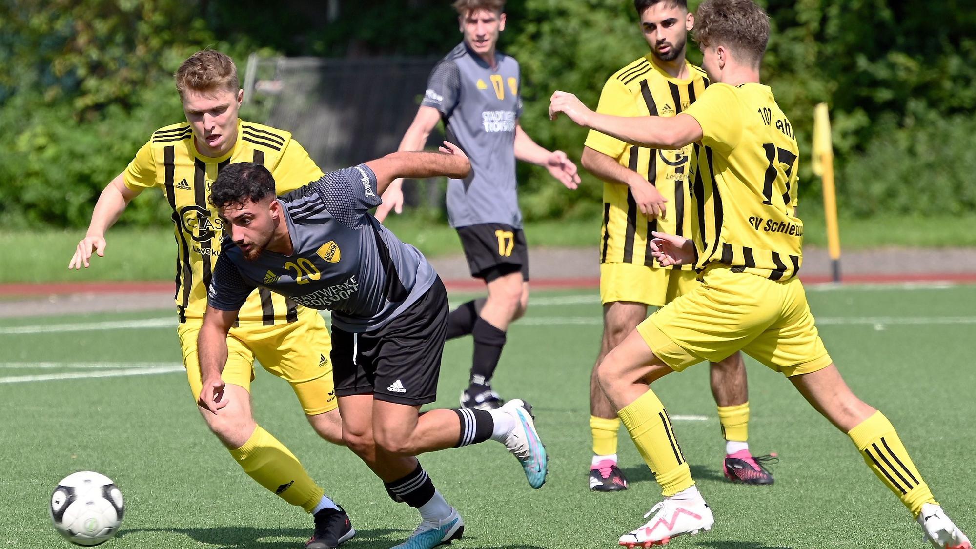 20.08.2023, Fussball-SV Schlebusch-Spich
links: Martin Schulz (Schlebusch)
mitte: Esaf Öztürk (Spich)
rechts: Mathias Janeczko (schlebusch)
Foto: Uli Herhaus