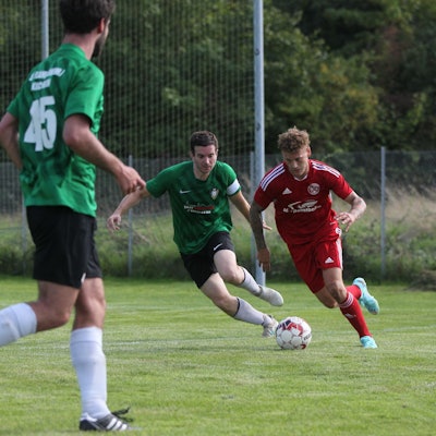 Zülpichs Fußballer Laurenz Hack läuft mit dem Ball.