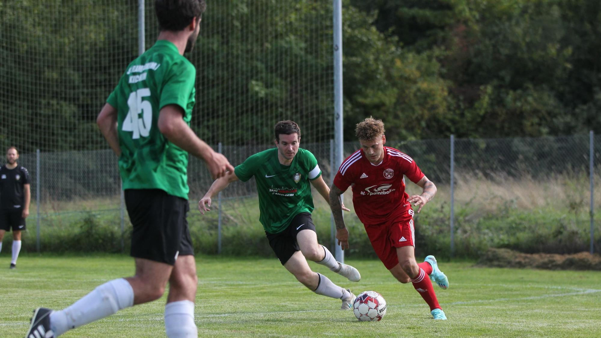 Zülpichs Fußballer Laurenz Hack läuft mit dem Ball.
