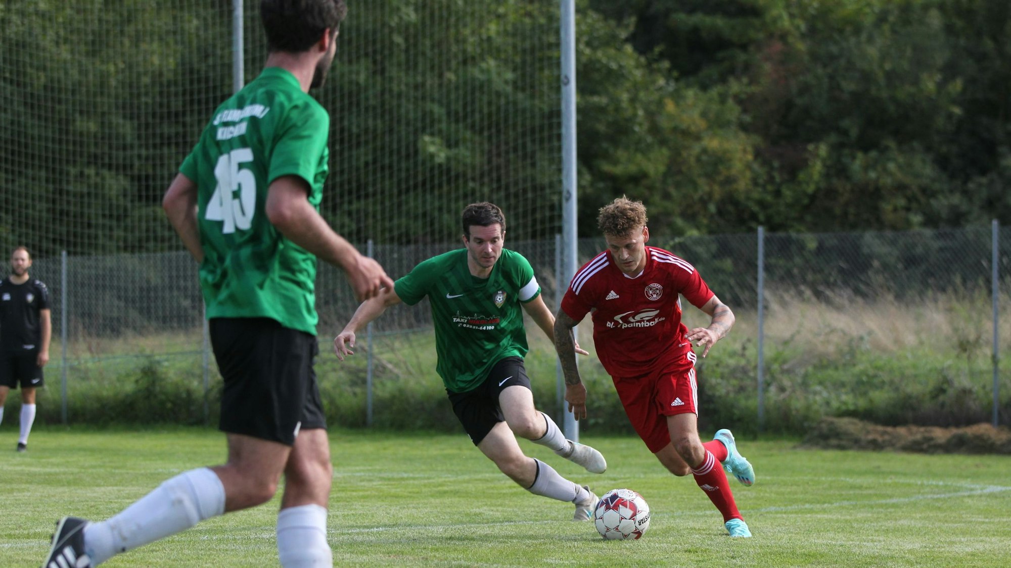Zülpichs Fußballer Laurenz Hack läuft mit dem Ball.