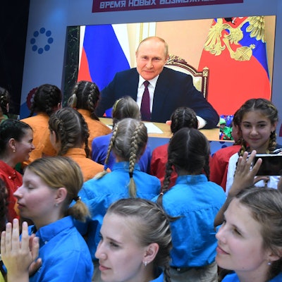 Wladimir Putin hält per Video-Stream eine Ansprache an Schulkinder in Russland. An russischen Schulen sollen ab September auch Kenntnisse über den Einsatz von Kampfdrohnen vermittelt werden. (Archivbild)