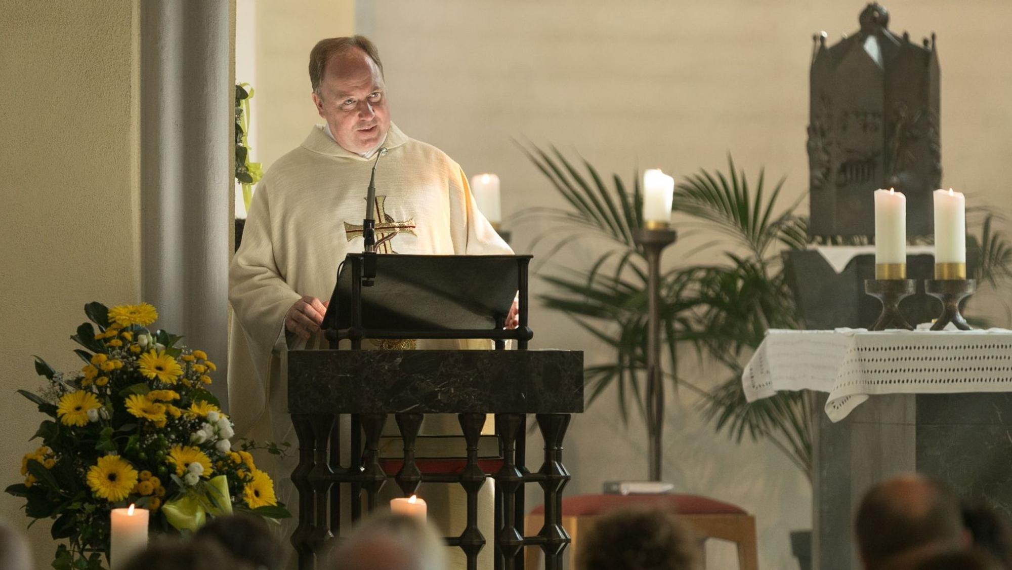 Der Kölner Stadtdechant Robert Kleine bei seiner Predigt am Sonntag in Bergneustadt.