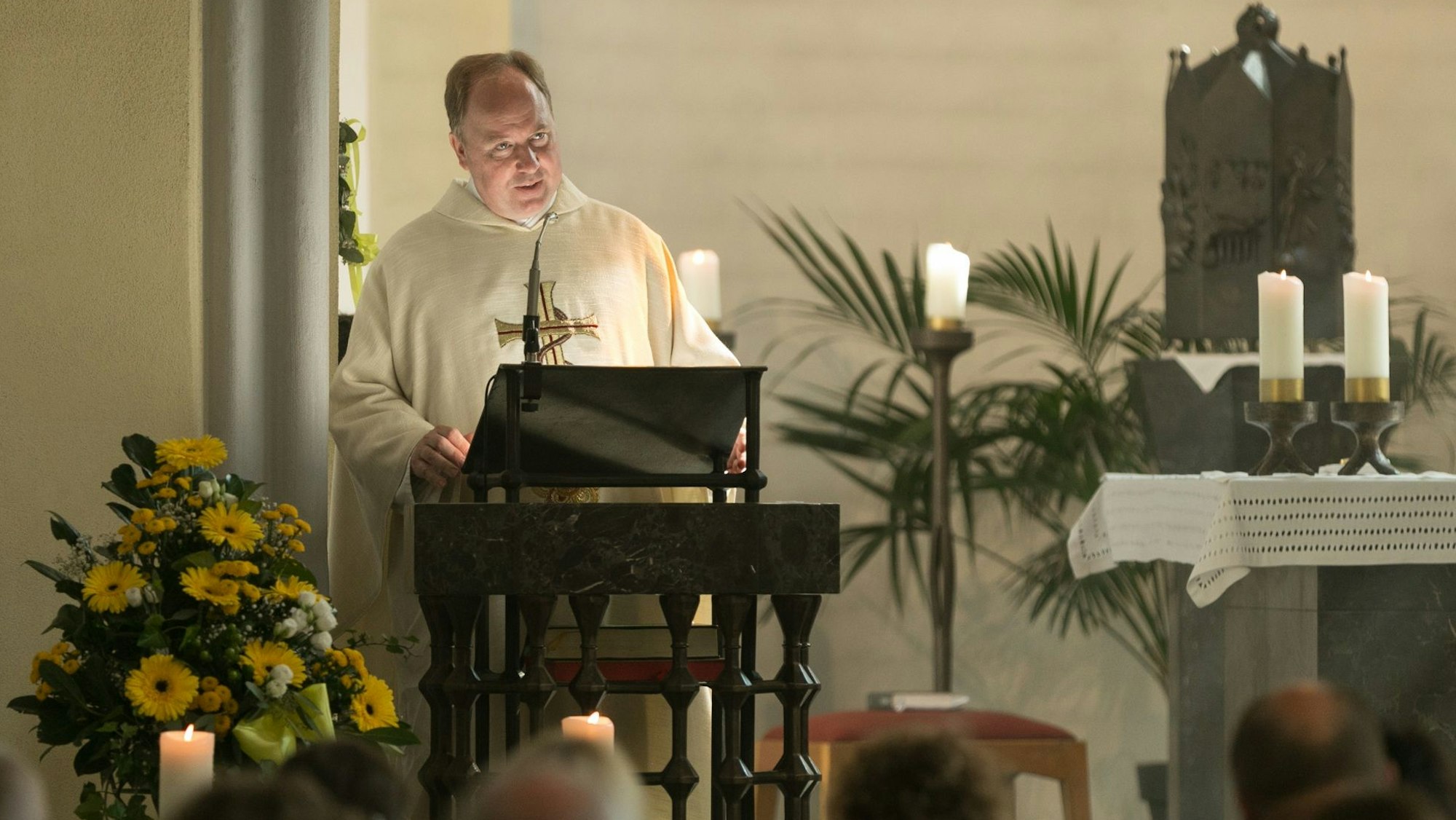 Der Kölner Stadtdechant Robert Kleine bei seiner Predigt am Sonntag in Bergneustadt.