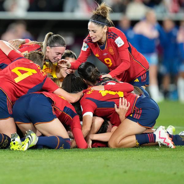 Spaniens Spielerinnen feiern ihren Sieg über England.