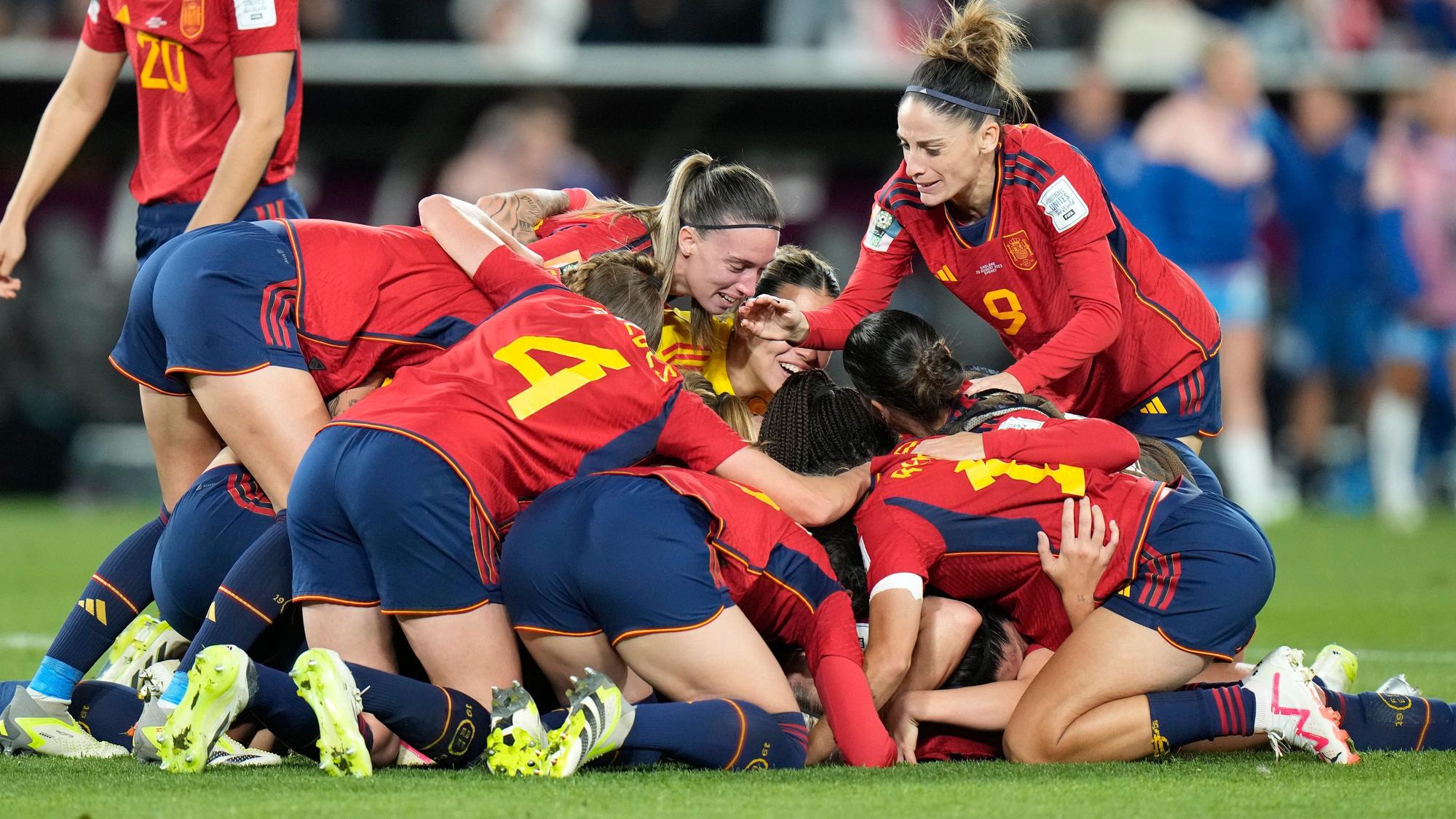 Spaniens Spielerinnen feiern ihren Sieg über England.