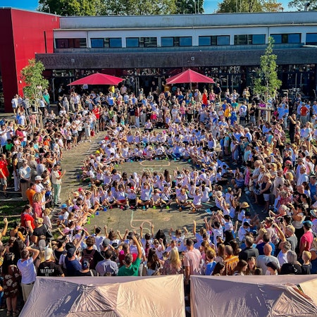 Hunderte Schüler auf dem Schulhof