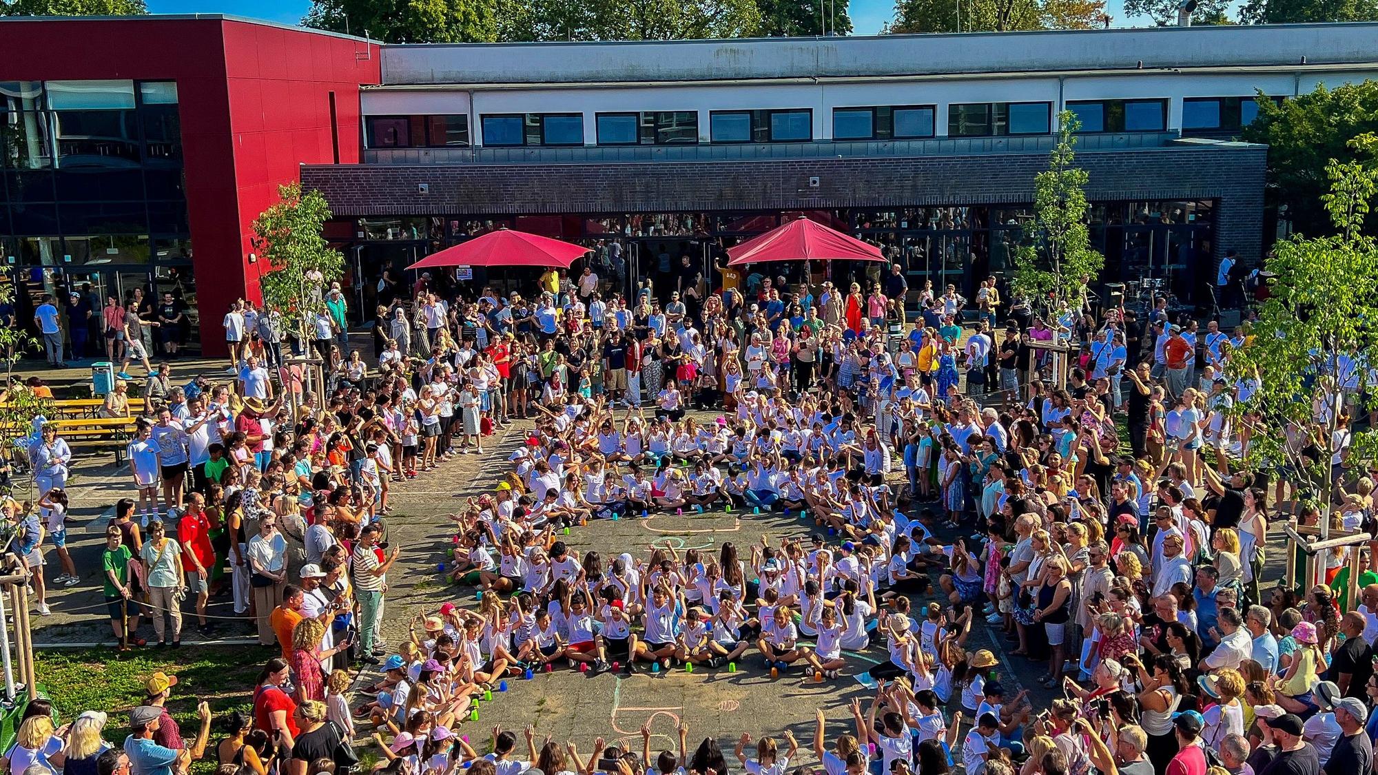 Hunderte Schüler auf dem Schulhof