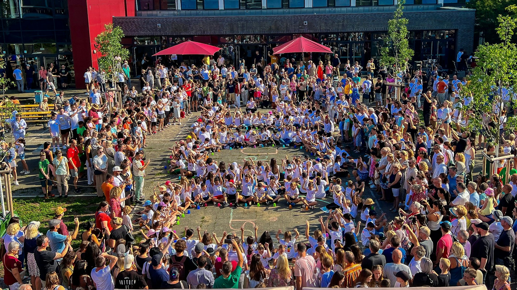 Schülerinnen und Schüler des Lise-Meitner-Gymnasiums formen eine 100 zum Jubiläum.