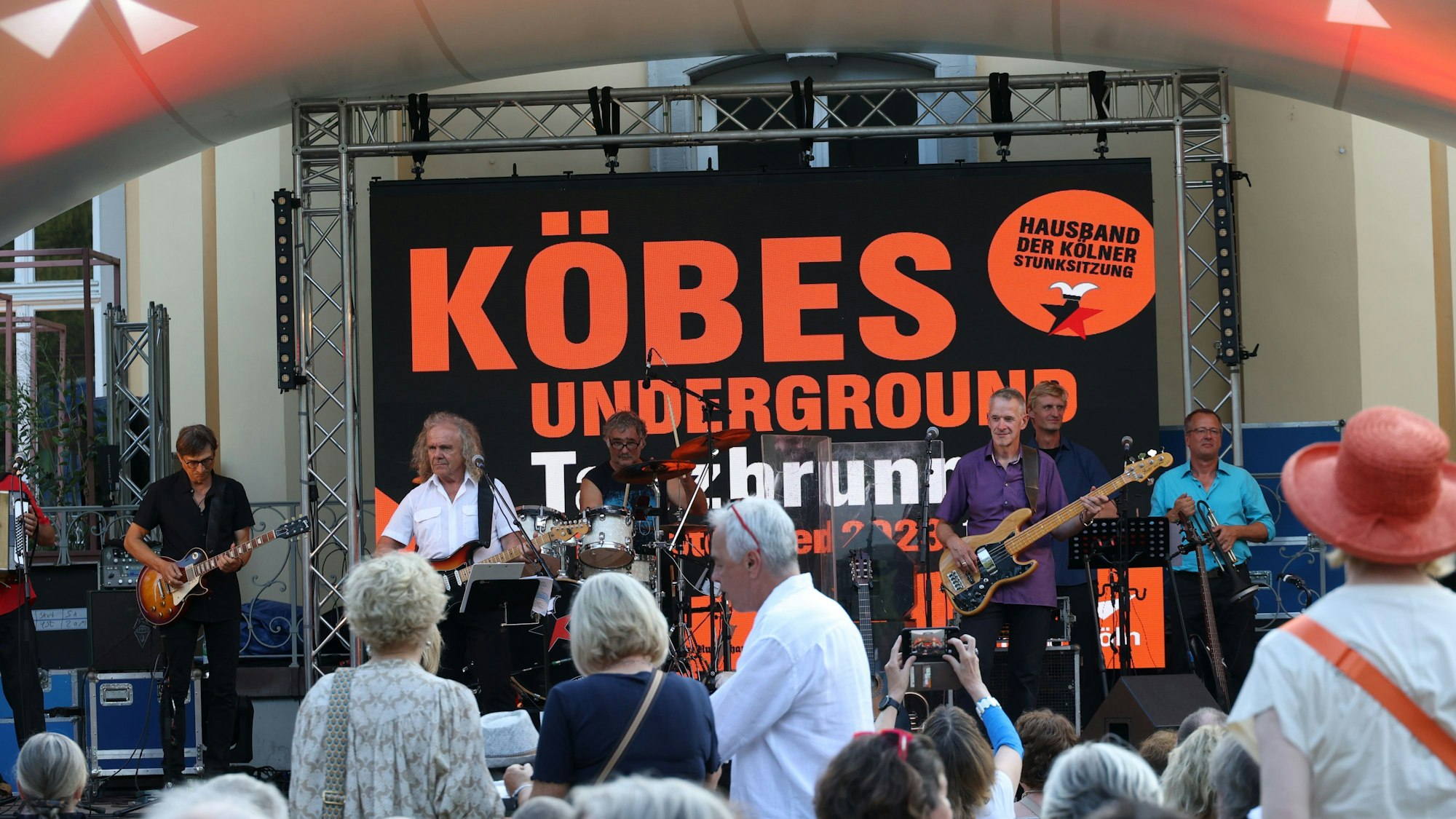 Köbes Underground lockte rund 800 Menschen in den Schlosspark von Morsbroich in Leverkusen.