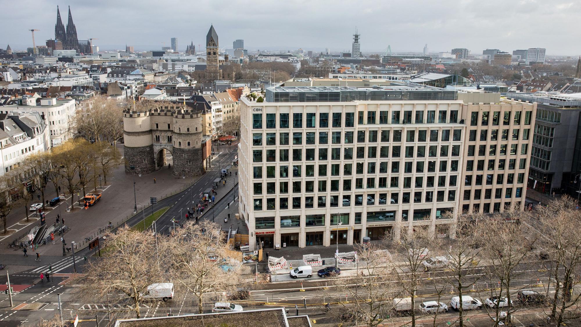 Blick auf den neuen Rudolfplatz, im Vordergrund das „Haus am Rudolfplatz“.