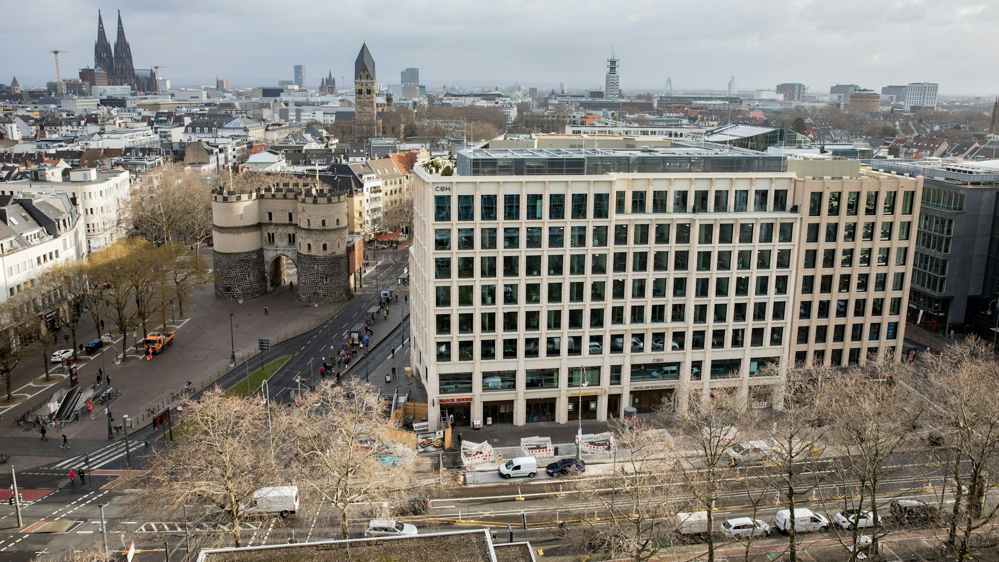 Blick auf den neuen Rudolfplatz, im Vordergrund das „Haus am Rudolfplatz“.