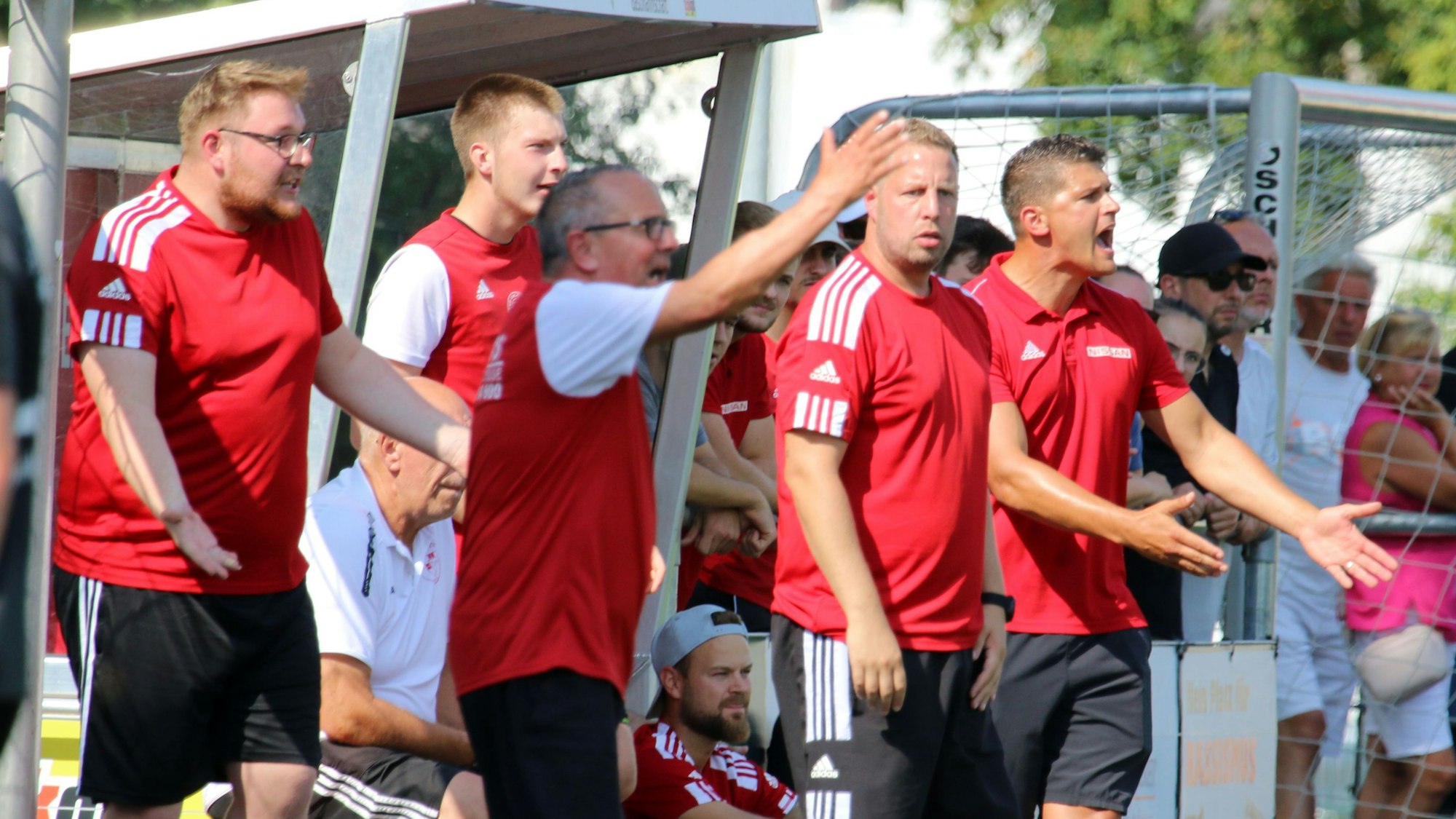 Die Trainer und Betreuer des TuS Zülpich regen sich auf.