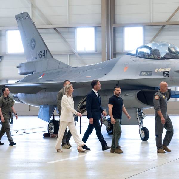 Wolodymyr Selenskyj und Mark Rutte laufen an einem F-16 Kampfjet vorbei.