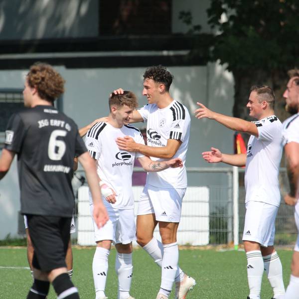 Zülpicher Spieler feiern ihren Torschützen.