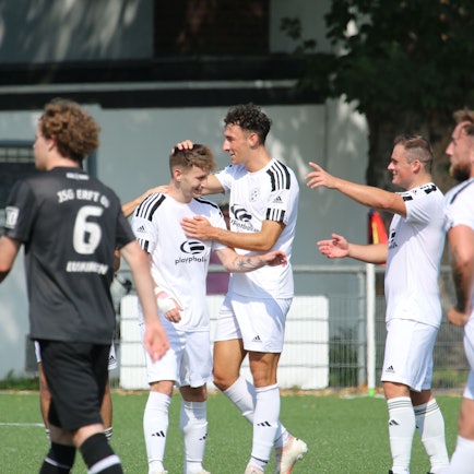 Zülpicher Spieler feiern ihren Torschützen.