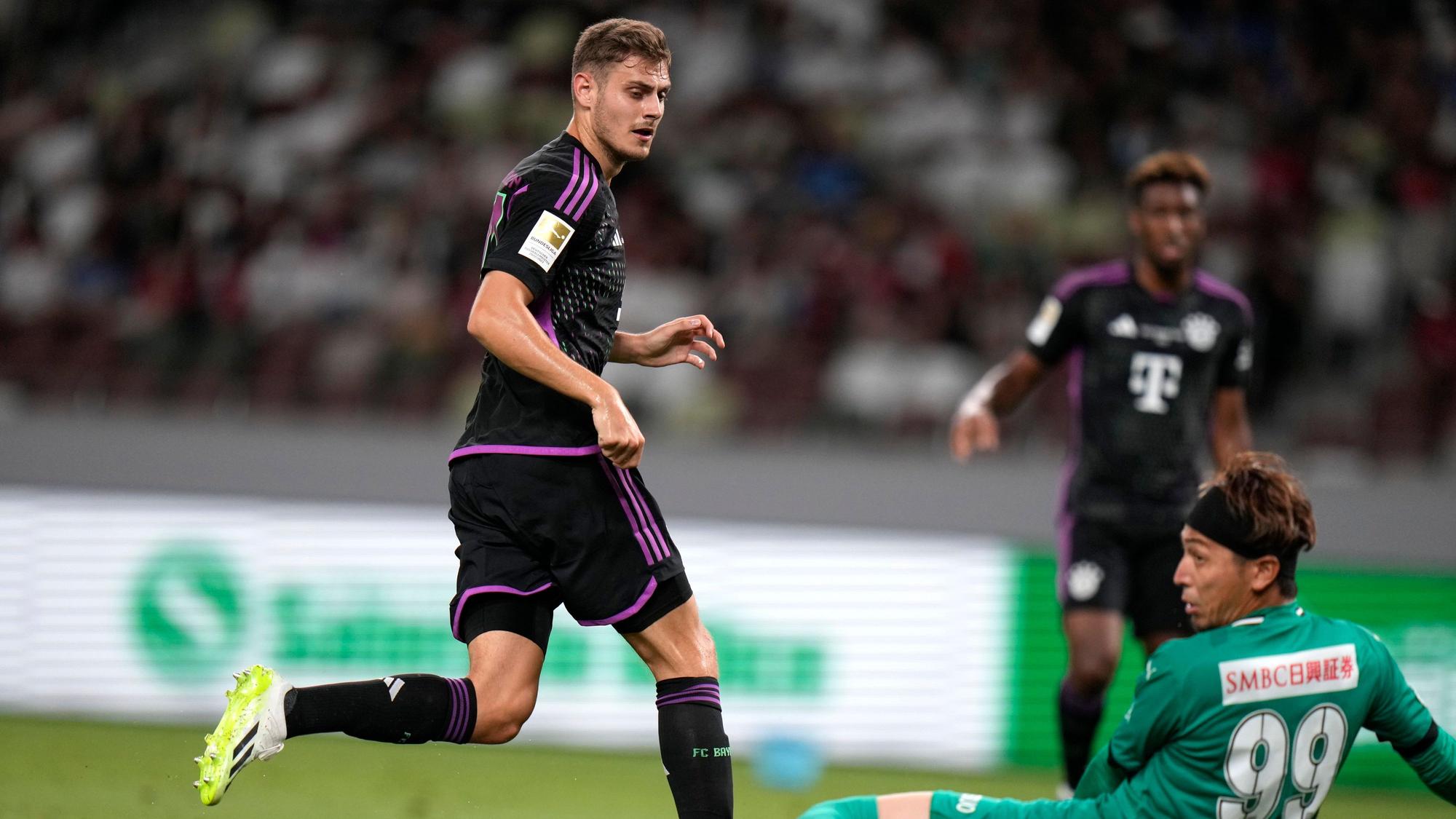 Josip Stanisic (l) vom FC Bayern München, nachdem er ein Tor erzielt hat.