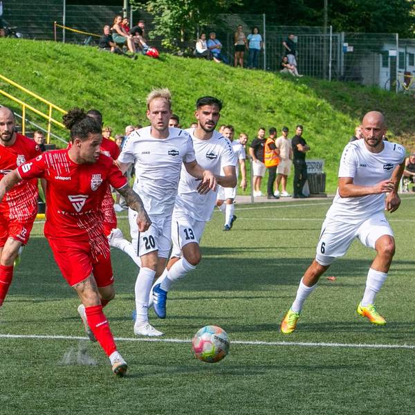 Der Bonner Fußballer läuft mit dem Ball auf dem Fuß den Hohkepplern davon.