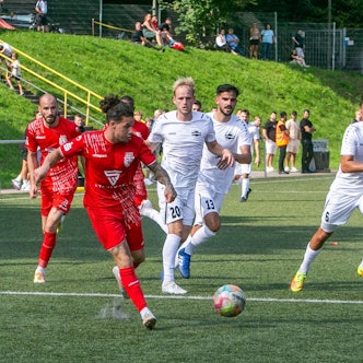 Der Bonner Fußballer läuft mit dem Ball auf dem Fuß den Hohkepplern davon.