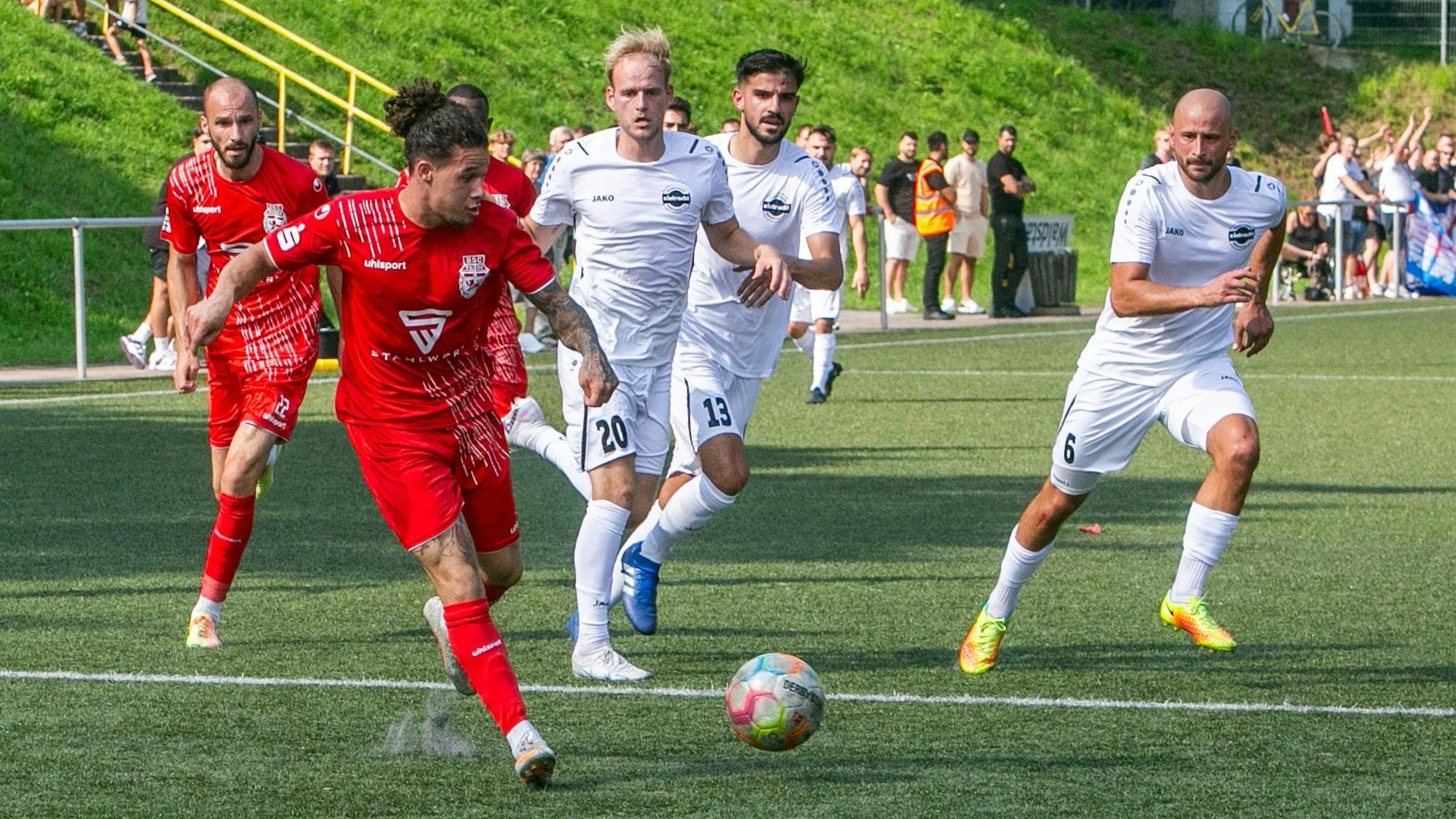 Der Bonner Fußballer läuft mit dem Ball auf dem Fuß den Hohkepplern davon.
