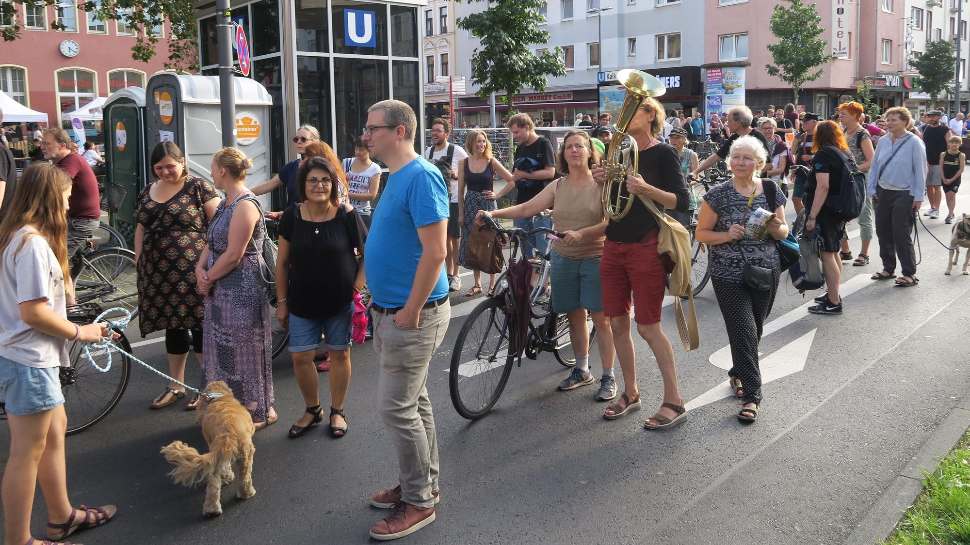 Menschen stehen auf der Straße.