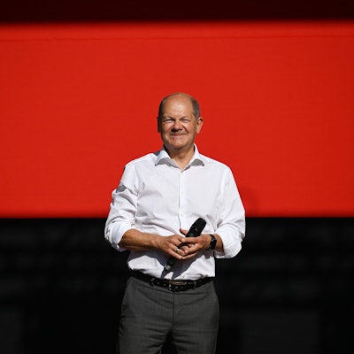 Bundeskanzler Olaf Scholz (SPD) spricht während eines Wahlkampfauftritts auf dem Münchner Marienplatz. Kriegsgegner bezeichnete Scholz als „gefallene Engel, die aus der Hölle kommen“.