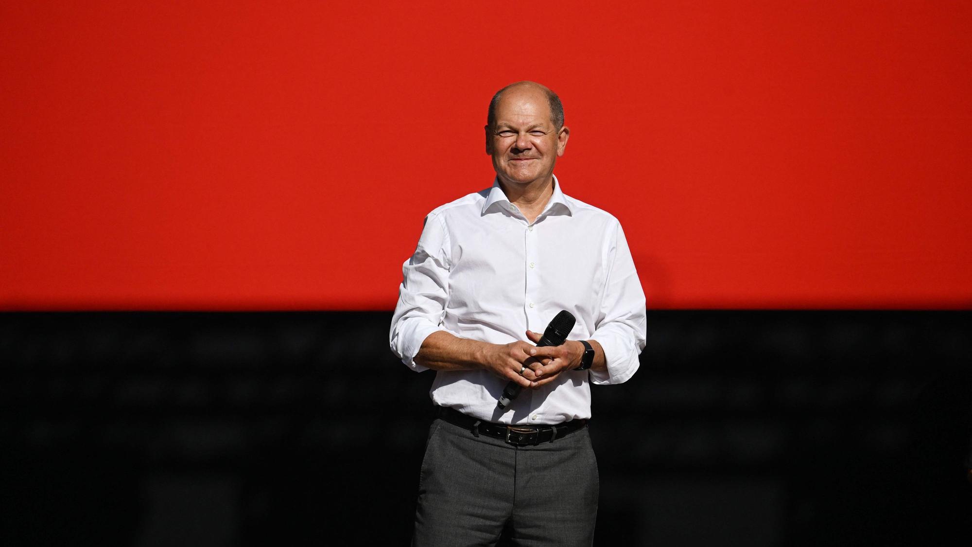 Bundeskanzler Olaf Scholz (SPD) spricht während eines Wahlkampfauftritts auf dem Münchner Marienplatz. Kriegsgegner bezeichnete Scholz als „gefallene Engel, die aus der Hölle kommen“.