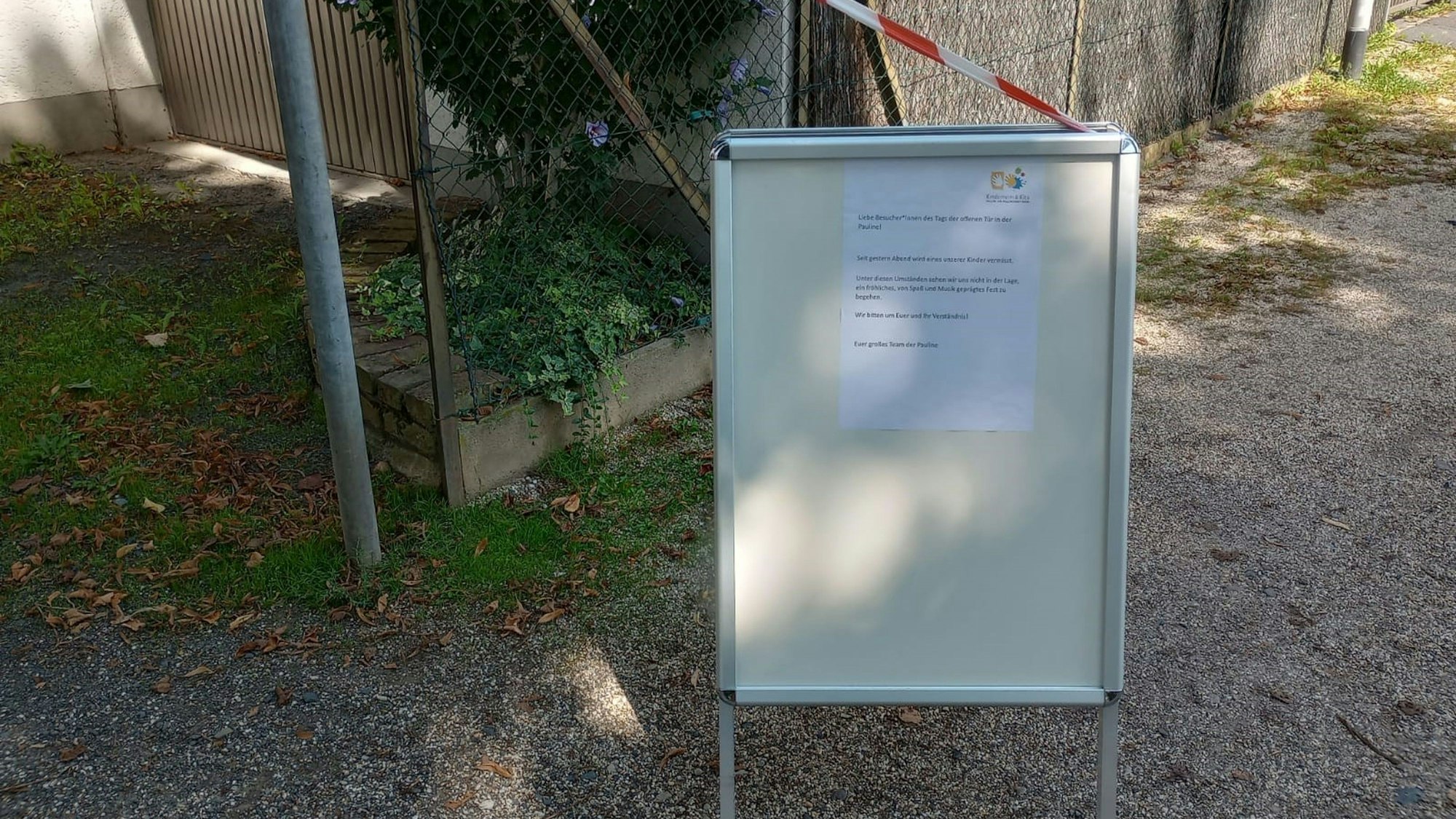 Am Kinderheim Pauline von Mallinckrodt in Siegburg-Wolsdorf informiert eine Tafel über das ausgefallene Sommerfest und das vermisste Kind.