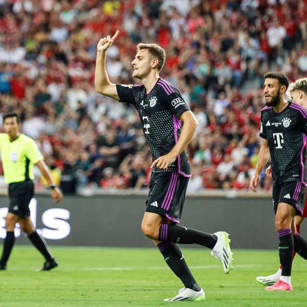 02.08.2023, Singapur: Fußball: Testspiele, FC Bayern München - FC Liverpool: Josip Stanisic (M) vom FC Bayern München jubelt über sein Tor zum 3:3. Foto: Danial Hakim/AP/dpa +++ dpa-Bildfunk +++