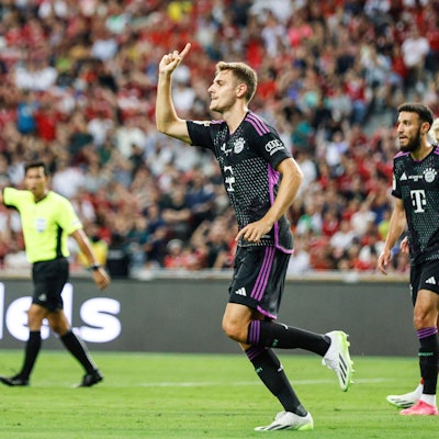 02.08.2023, Singapur: Fußball: Testspiele, FC Bayern München - FC Liverpool: Josip Stanisic (M) vom FC Bayern München jubelt über sein Tor zum 3:3. Foto: Danial Hakim/AP/dpa +++ dpa-Bildfunk +++