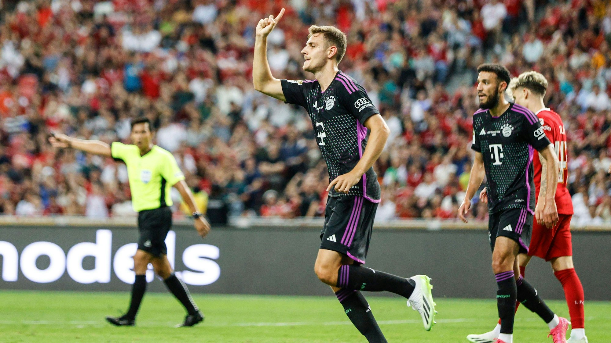 02.08.2023, Singapur: Fußball: Testspiele, FC Bayern München - FC Liverpool: Josip Stanisic (M) vom FC Bayern München jubelt über sein Tor zum 3:3. Foto: Danial Hakim/AP/dpa +++ dpa-Bildfunk +++
