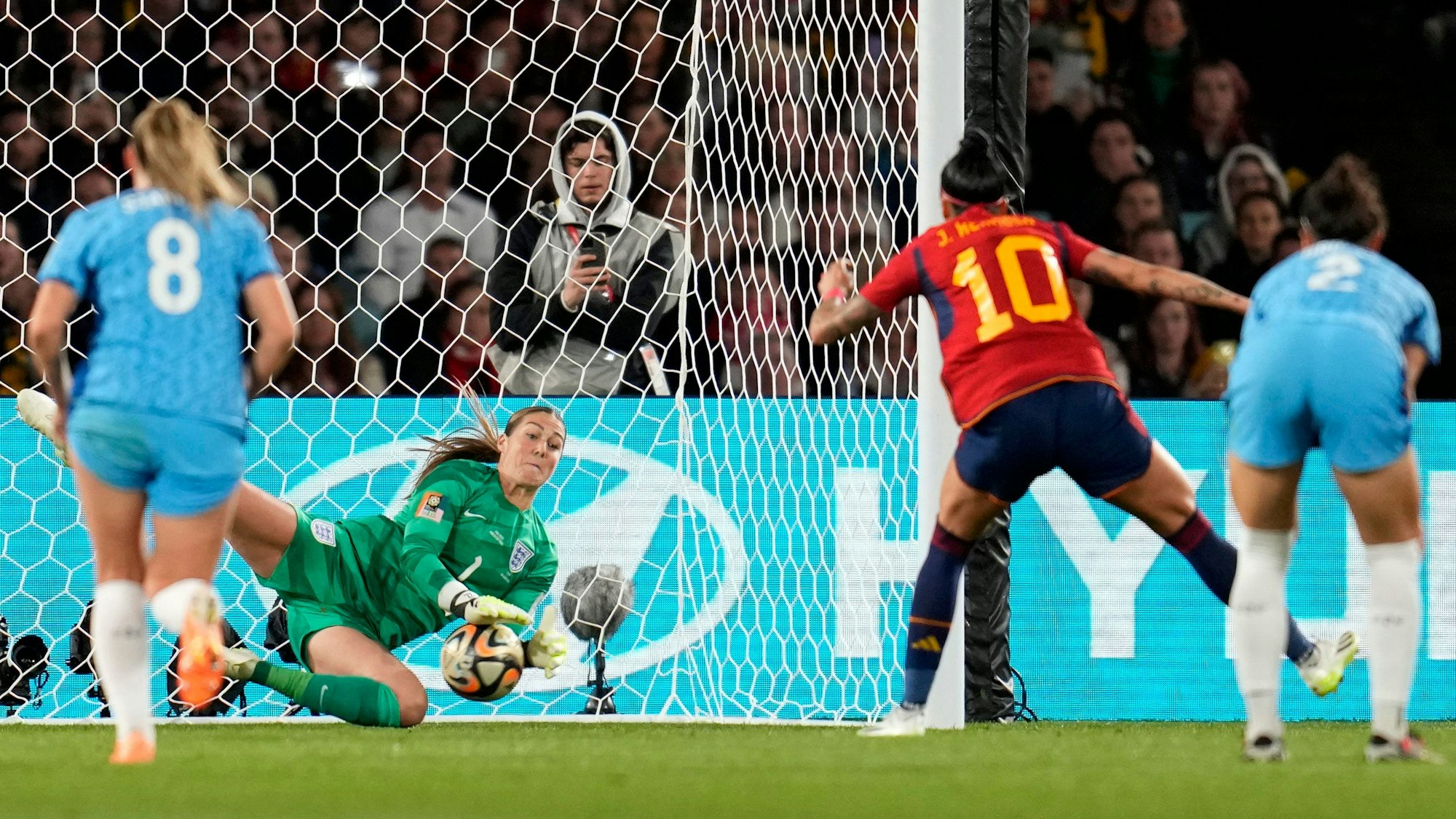 Finalrunde, Finale: Mary Earps, Torhüterin von England, pariert einen Strafstoß von Jennifer Hermoso von Spanien.