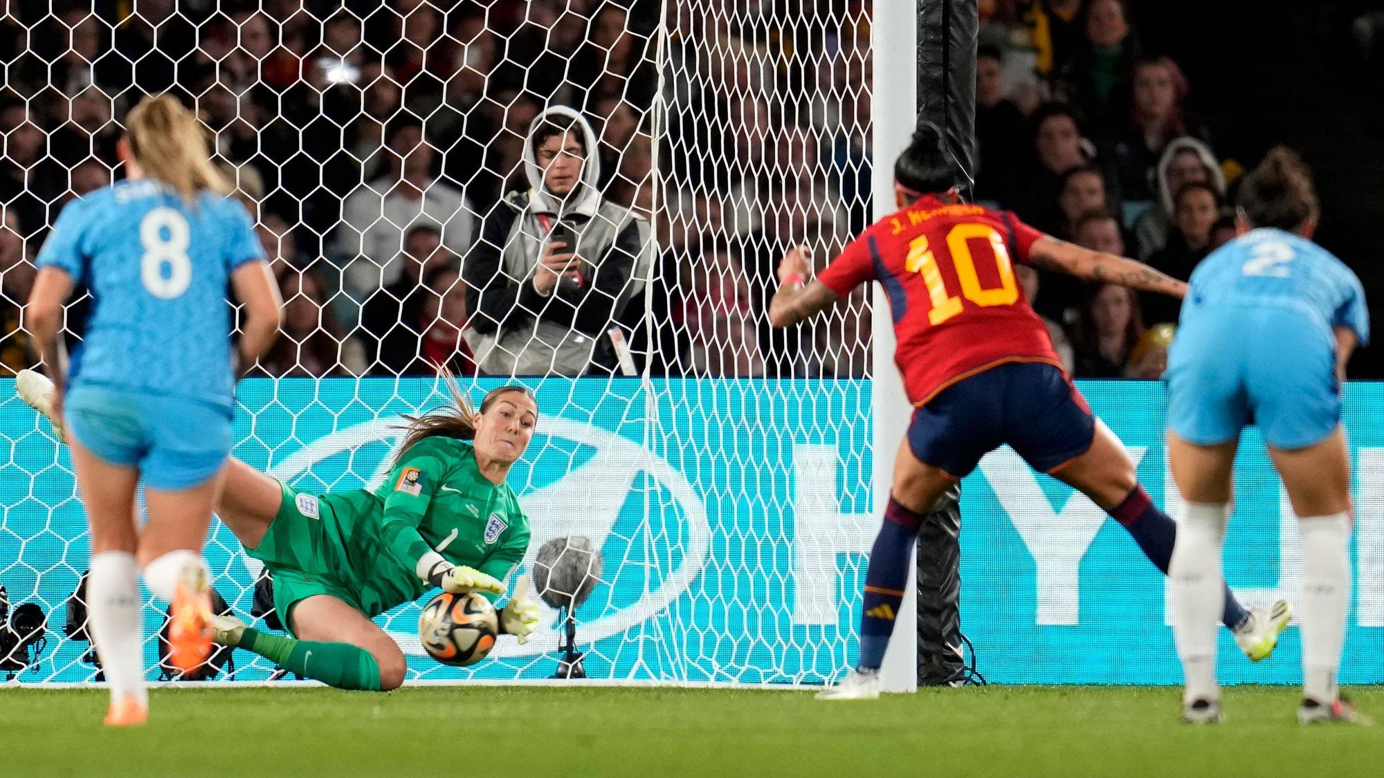 Finalrunde, Finale: Mary Earps, Torhüterin von England, pariert einen Strafstoß von Jennifer Hermoso von Spanien.