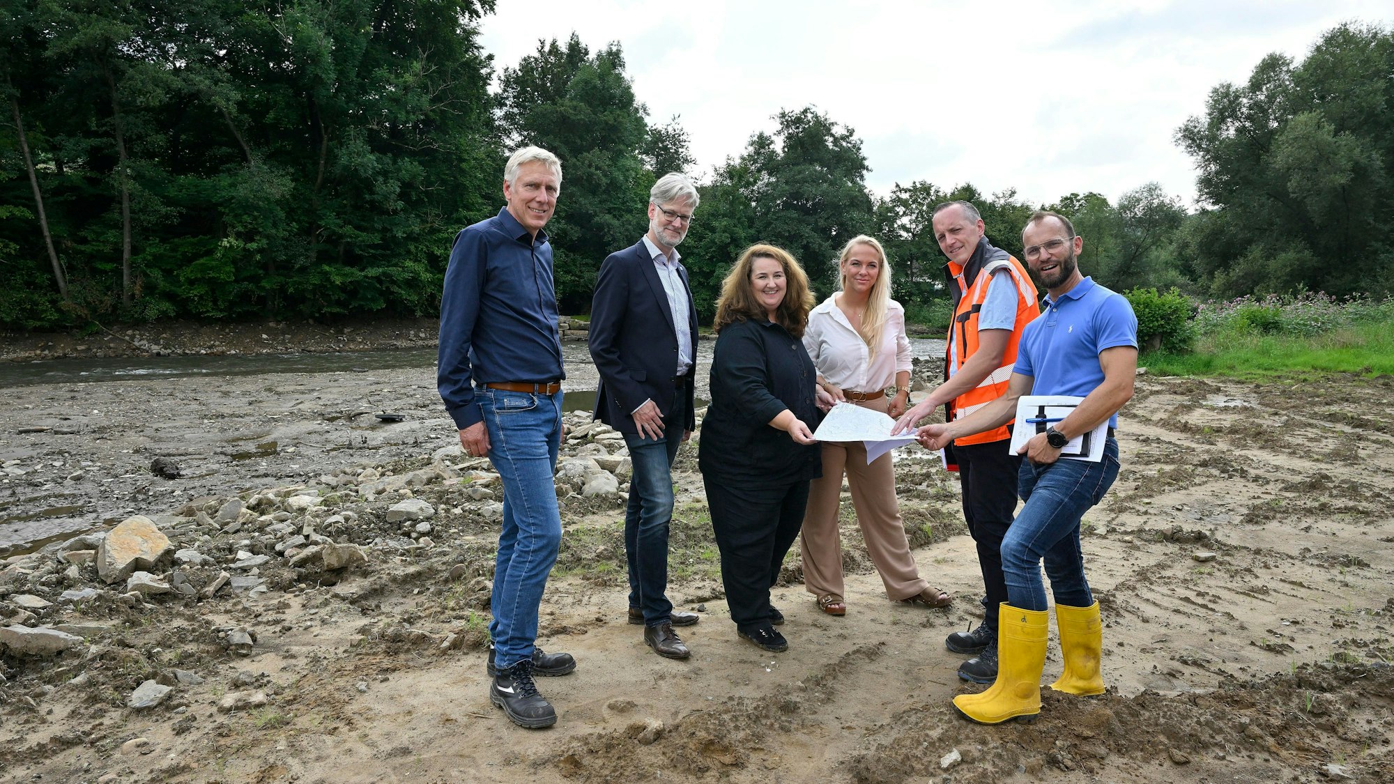 Vertreter von Aggerverband und Stadtverwaltung sind mit dem Abbau des Wehres zufrieden.