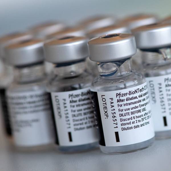 Leere Ampullen des Impfstoffs von Biontech/Pfizer gegen das Corona-Virus SARS-CoV-2 stehen in einem Impfzentrum nach der Vorbereitung der Spritzen auf einem Tisch.