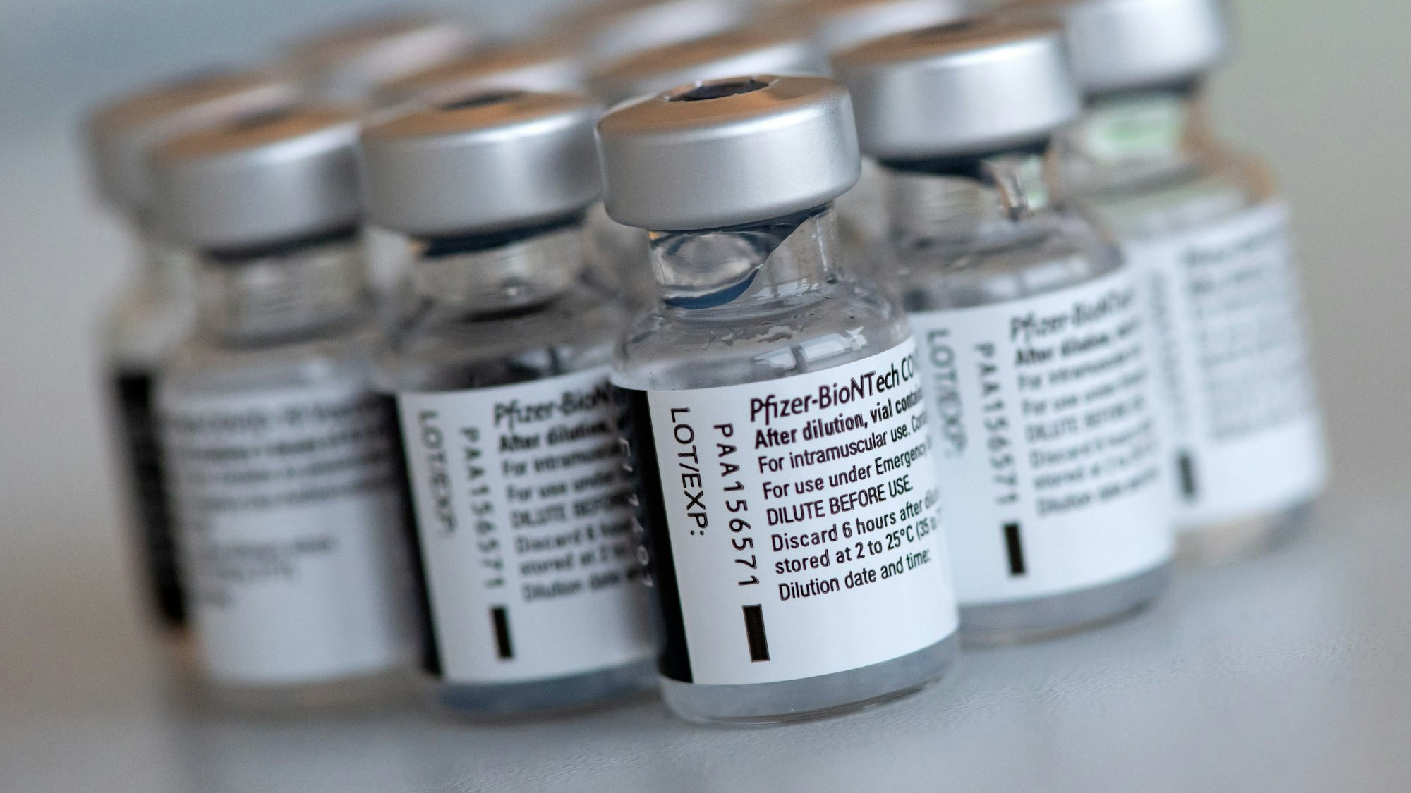 ARCHIV - 10.01.2021, Bayern, Pfaffenhofen a.d.Ilm: Leere Ampullen des Impfstoffs von Biontech/Pfizer gegen das Corona-Virus SARS-CoV-2 stehen in einem Impfzentrum nach der Vorbereitung der Spritzen auf einem Tisch. Ein Patentstreit um den milliardenfach genutzten Corona-Impfstoff des Mainzer Unternehmens Biontech beschäftigt das Landgericht Düsseldorf. (zu dpa: «Patentstreit um Corona-Impfstoff beschäftigt Düsseldorfer Landgericht») Foto: Sven Hoppe/dpa +++ dpa-Bildfunk +++