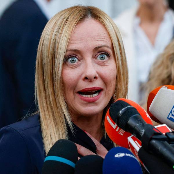Italiens Ministerpräsidentin Giorgia Meloni bei einem Pressestatement im August. Zwei Bücher bringen die Regierungschefin in Italien unter Druck – eines stammt von ihr selbst. (Archivbild)