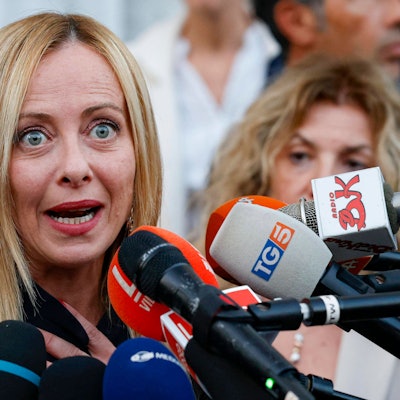 Italiens Ministerpräsidentin Giorgia Meloni bei einem Pressestatement im August. Zwei Bücher bringen die Regierungschefin in Italien unter Druck – eines stammt von ihr selbst. (Archivbild)