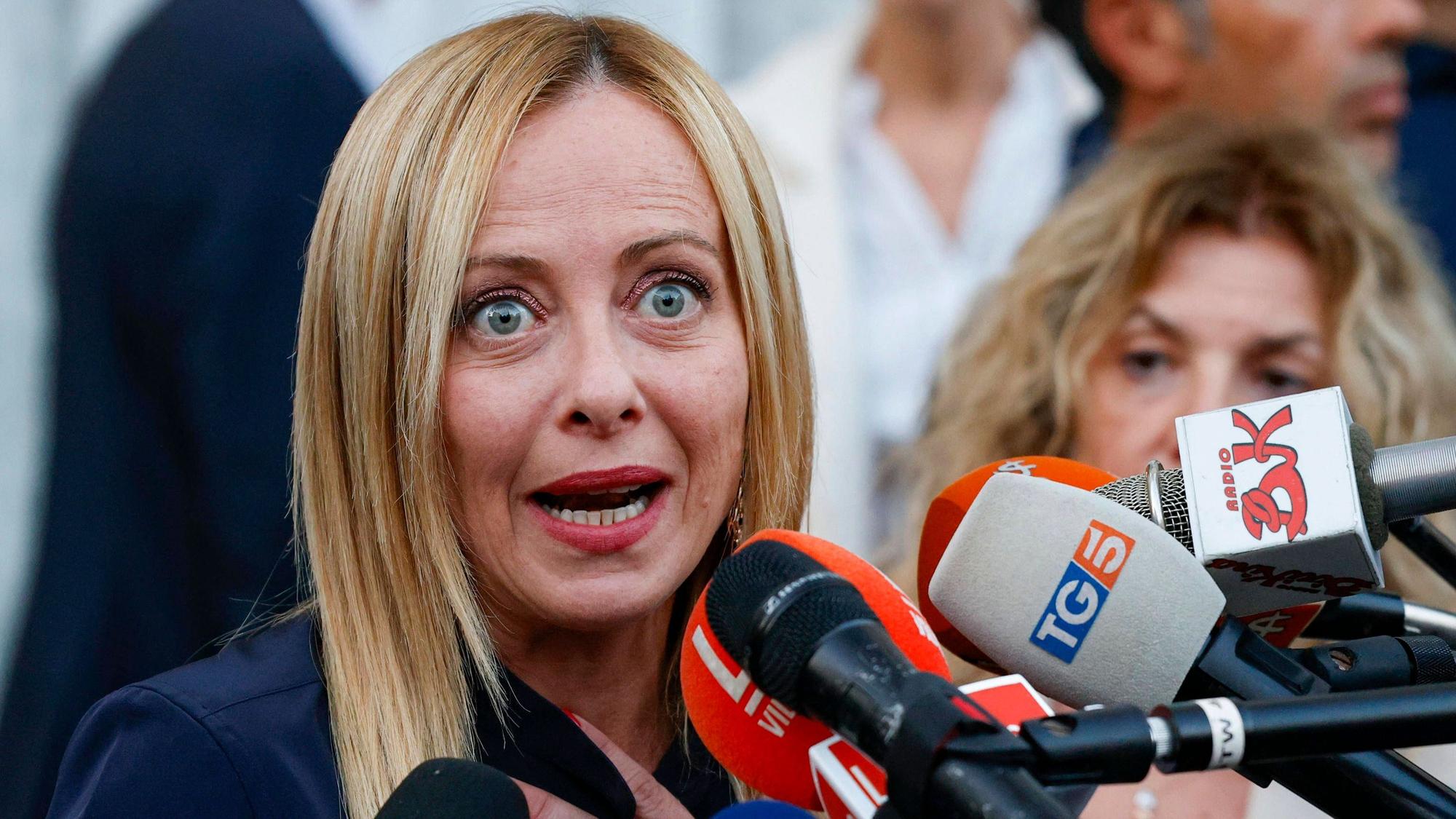 Italiens Ministerpräsidentin Giorgia Meloni bei einem Pressestatement im August. Zwei Bücher bringen die Regierungschefin in Italien unter Druck – eines stammt von ihr selbst. (Archivbild)