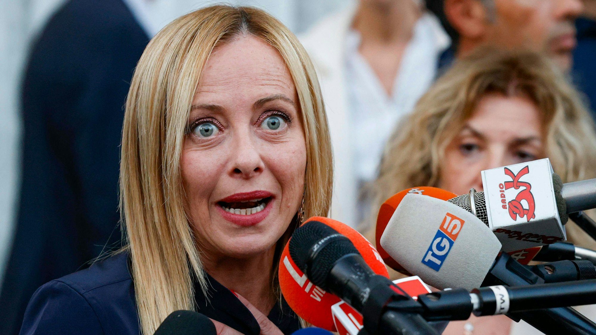 Italiens Ministerpräsidentin Giorgia Meloni bei einem Pressestatement im August. Zwei Bücher bringen die Regierungschefin in Italien unter Druck – eines stammt von ihr selbst. (Archivbild)