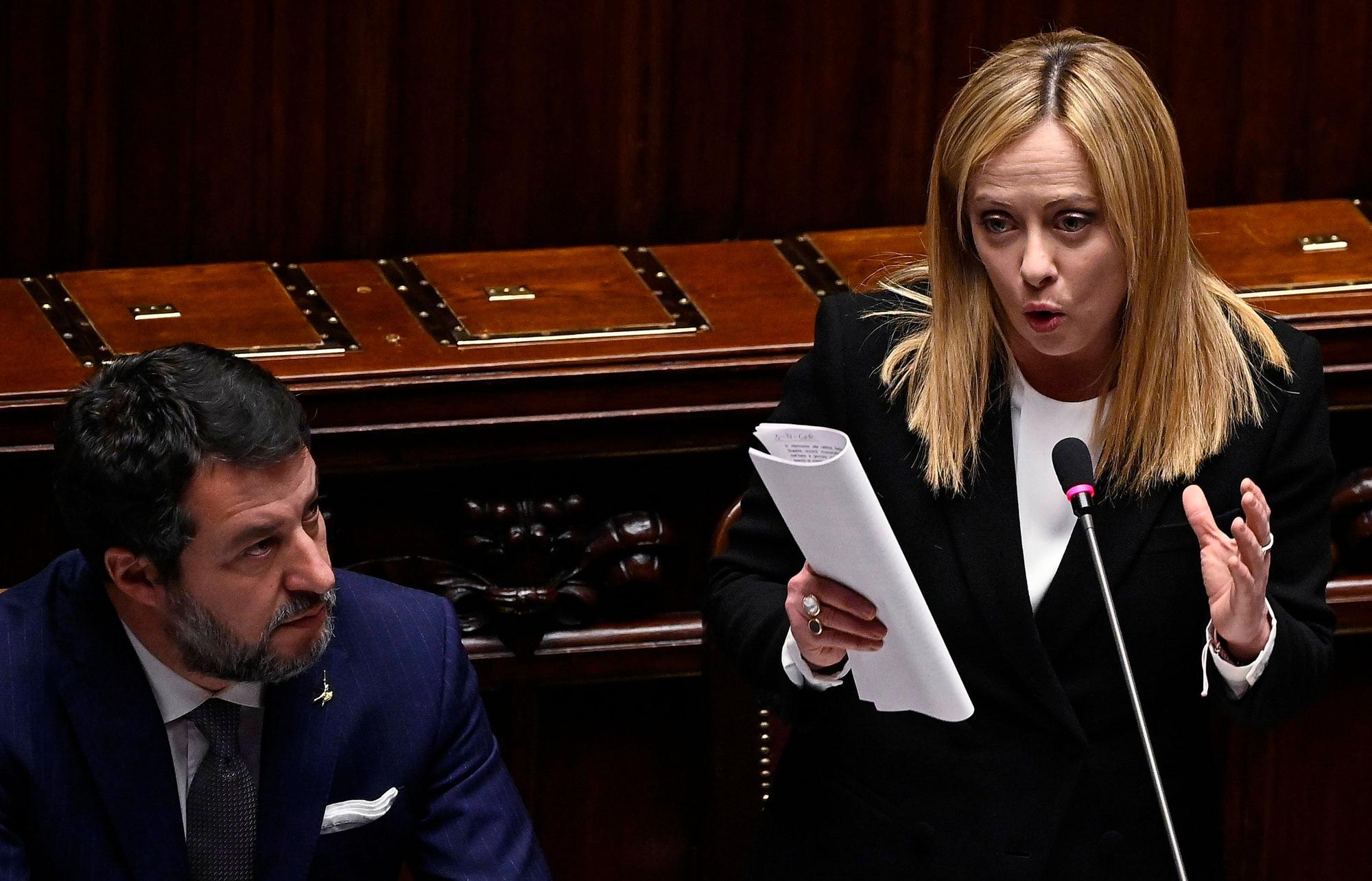 Regierungschefin Giorgia Meloni (r.) zusammen mit ihrem Stellvertreter Matteo Salvini bei einer Fragestunde an die Regierung. (Archivbild)