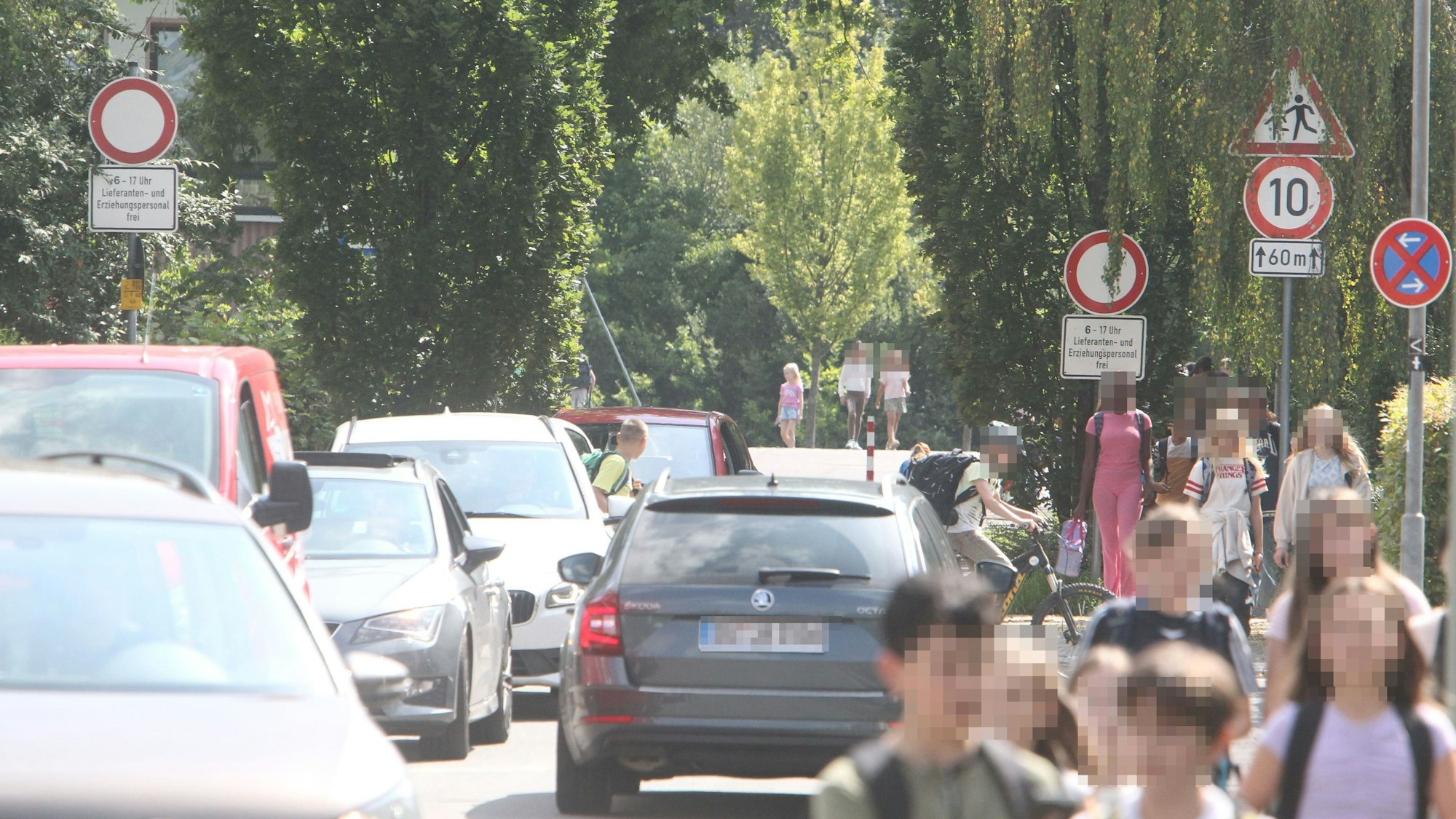 Viel Verkehr und Kinder auf dem Weg zur Schule