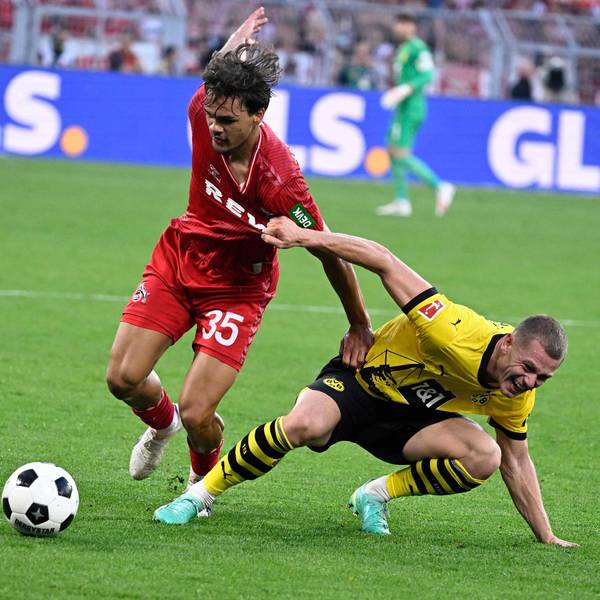 Kölns Max Finkgräfe im Zweikampf mit Julian Ryerson.
