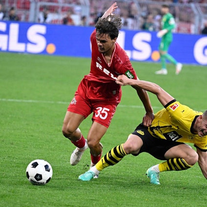 Kölns Max Finkgräfe im Zweikampf mit Julian Ryerson.