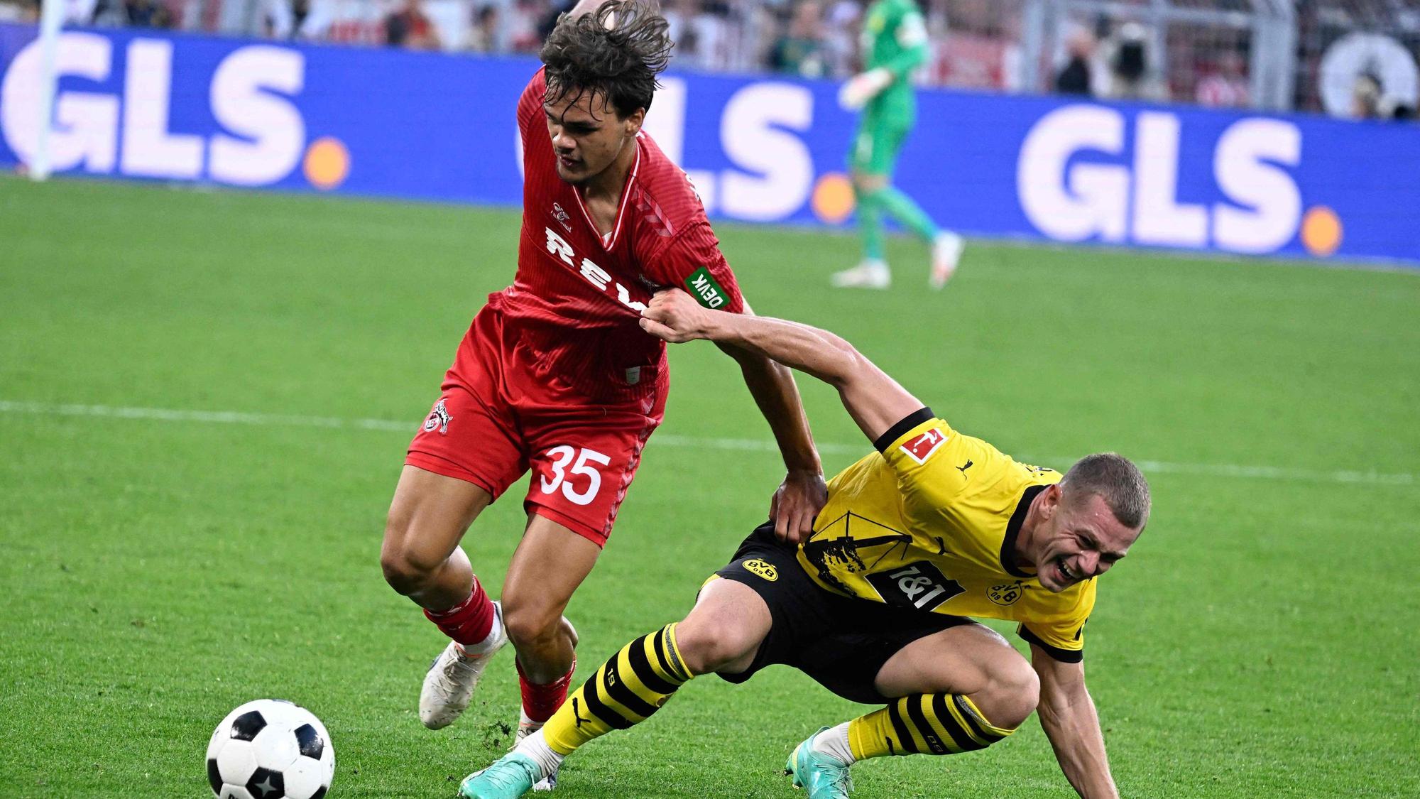 Kölns Max Finkgräfe im Zweikampf mit Julian Ryerson.