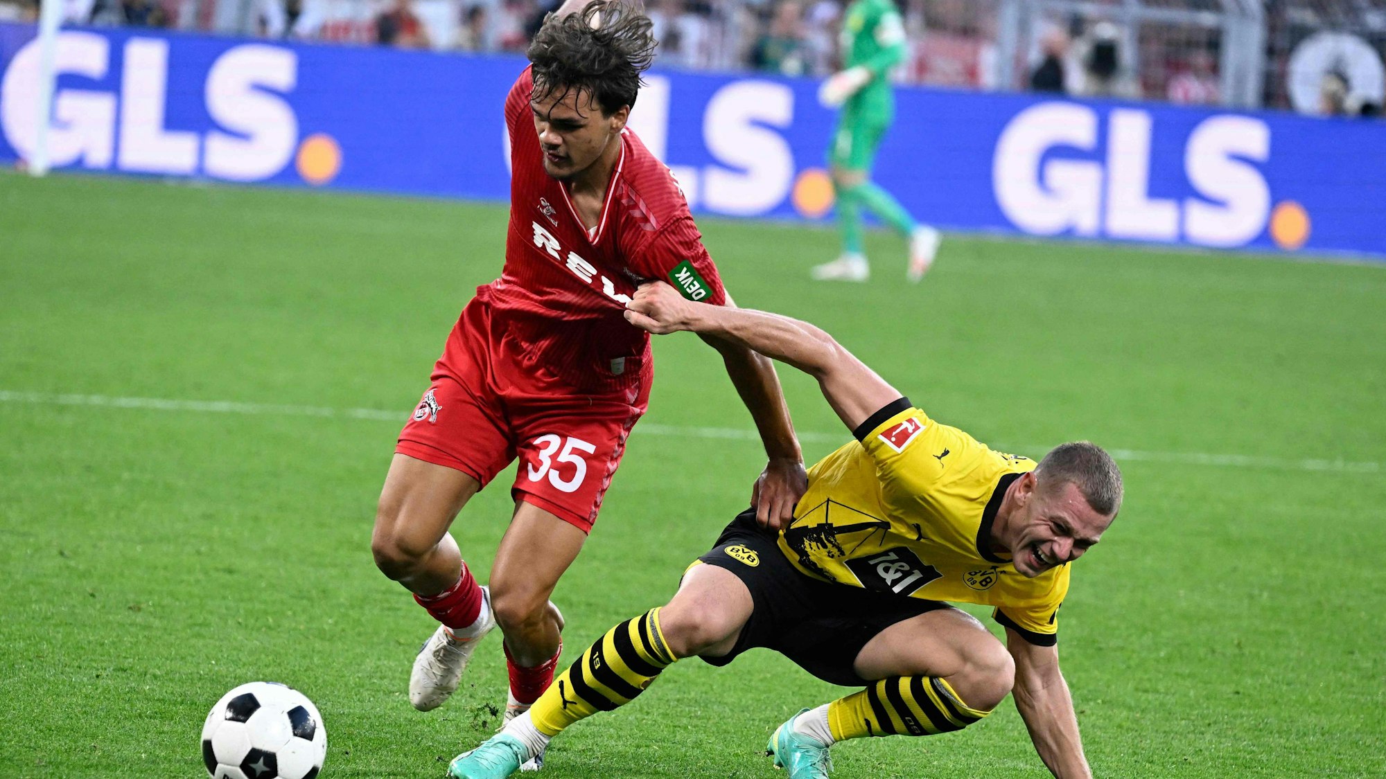 Kölns Max Finkgräfe im Zweikampf mit Julian Ryerson.