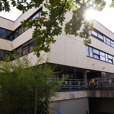 Zu sehen ist die Gesamtschule Holweide von außen,