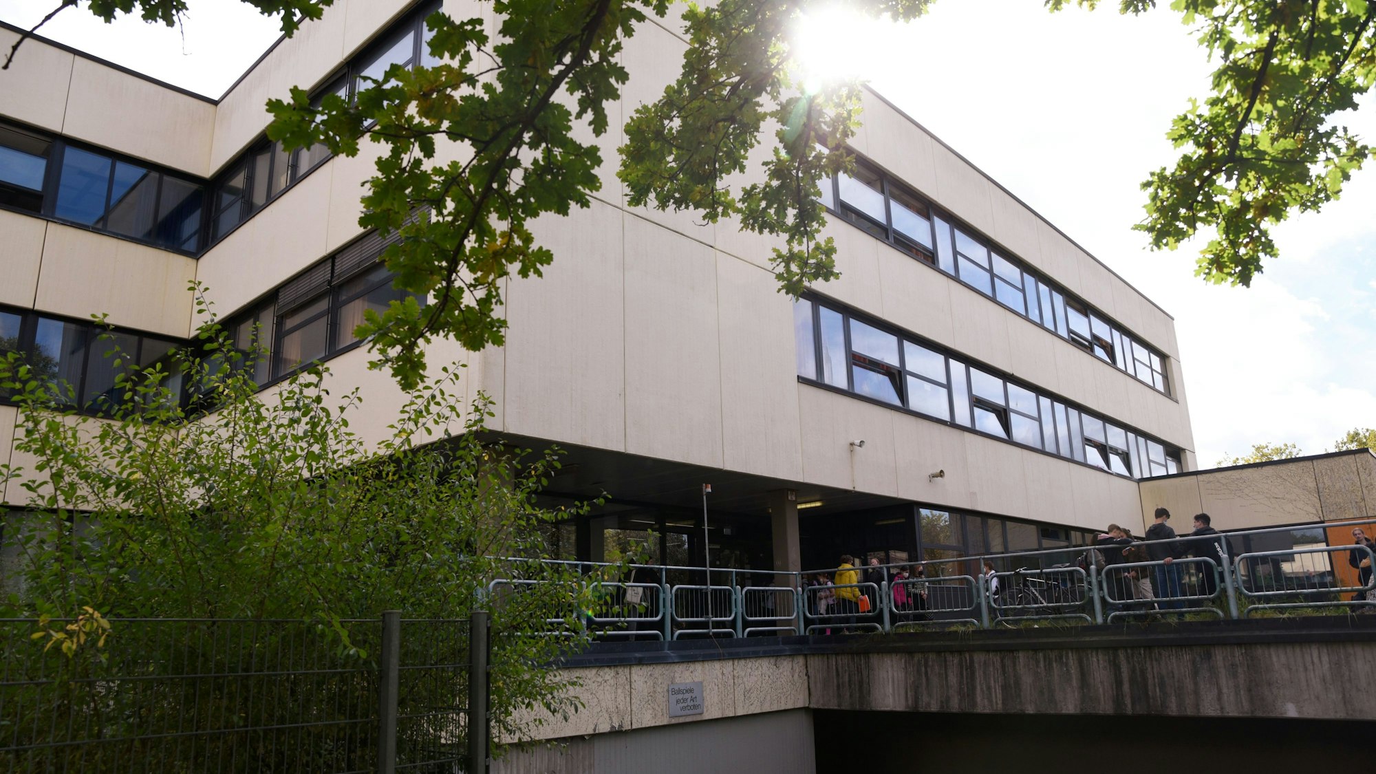 Zu sehen ist die Gesamtschule Holweide von außen,