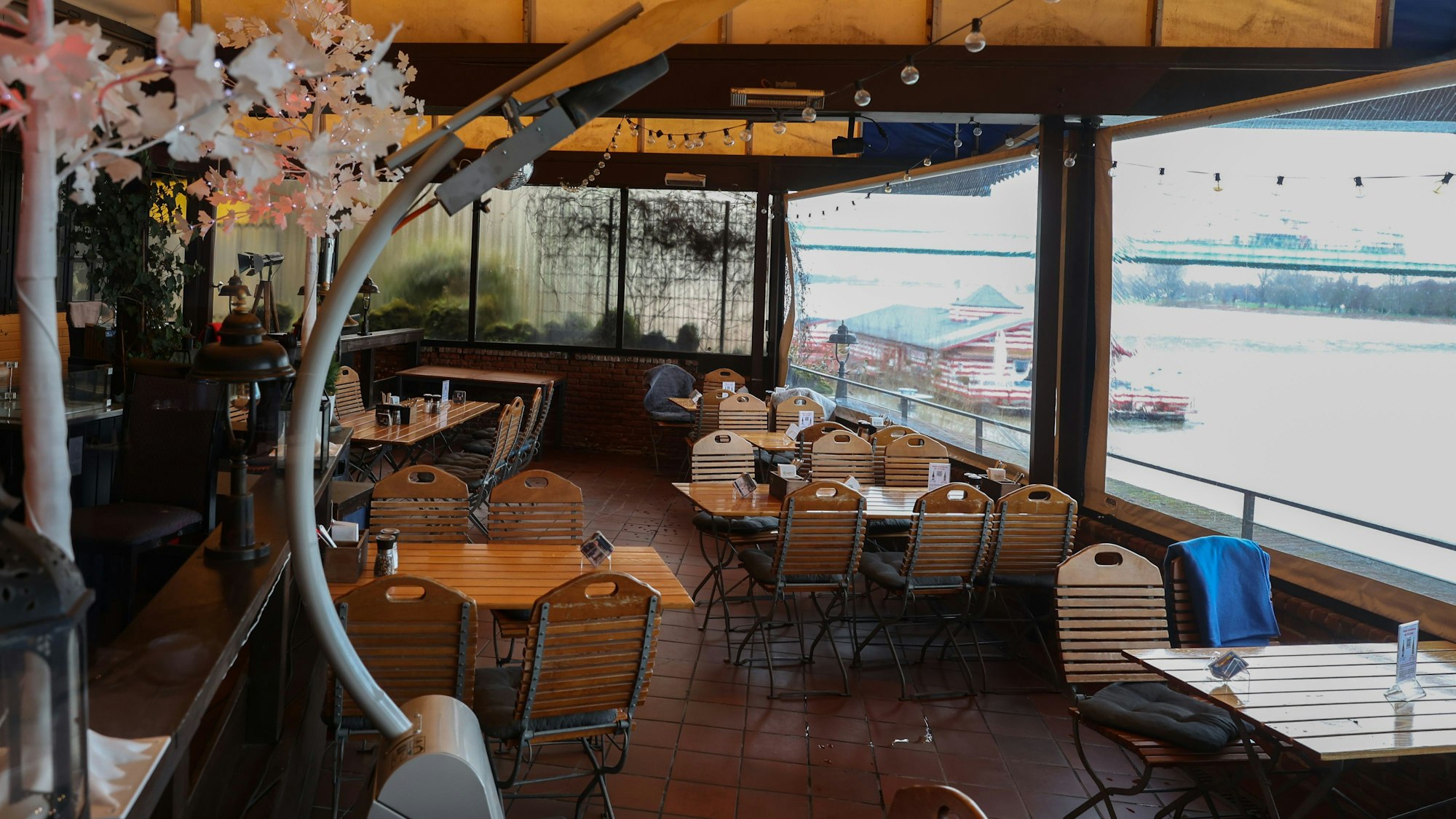 Die Terrasse des Brauhaus Quetsch in Köln-Rodenkirchen