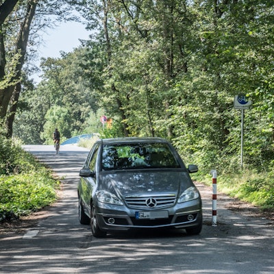 Knochenbergsweg, Poller wurden teils gestohlen, teils nur zur Seite gestellt. Foto: Ralf Krieger